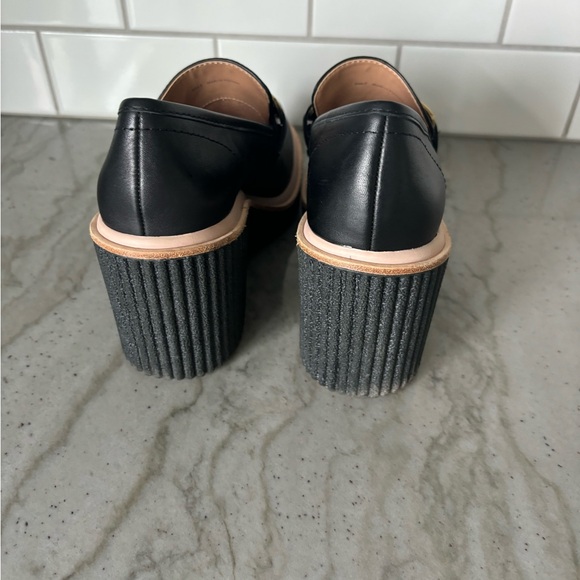 Dolce Vita Black Leather Platform Loafers with Gold Chain size 7 - Picture 5 of 6